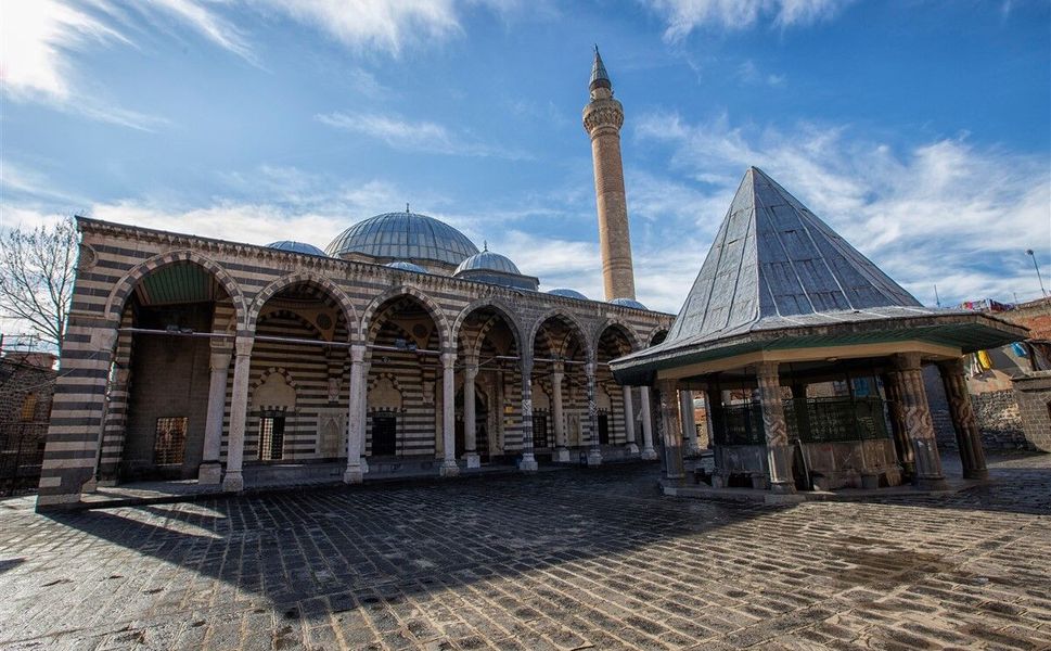 Ramazan ayının maneviyatı burada yaşıyor: Behram Paşa Camii