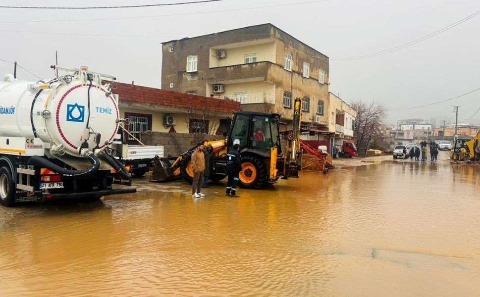 Diyarbakır'da su baskınlarına anında müdahale: 110 personel görev yaptı