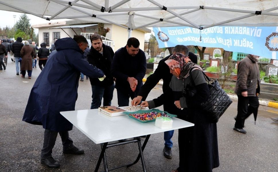 Diyarbakır'da bayram geleneği sürdürüldü: Büyükşehir'den kolonya ve şeker ikramı