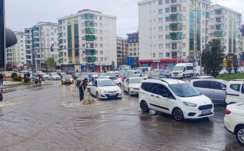 Diyarbakır'da yağmur hayatı felç etti: DİSKİ kapasite artırımına gidecek