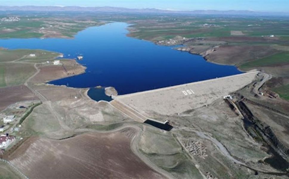 Diyarbakır'da iki barajda daha su tahliyesi başladı: İki baraj da yolda