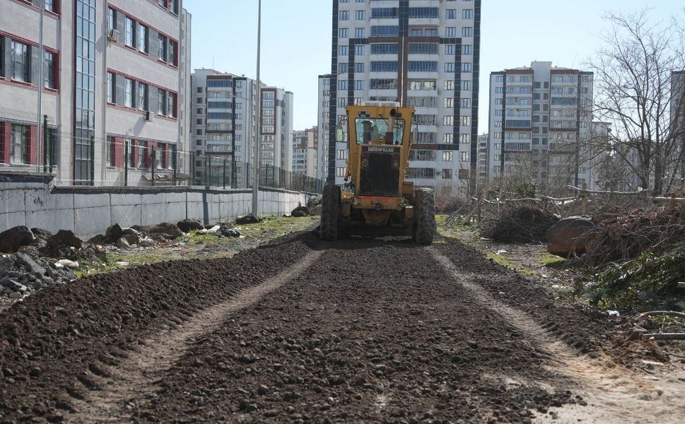 Diyarbakır'da şoförlerin kabusu olan yollar yenileniyor