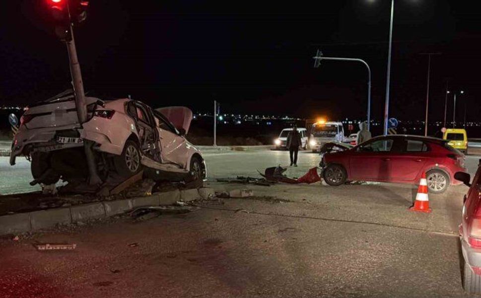 Bağlar’da iki otomobil çarpıştı: 3 yaralı