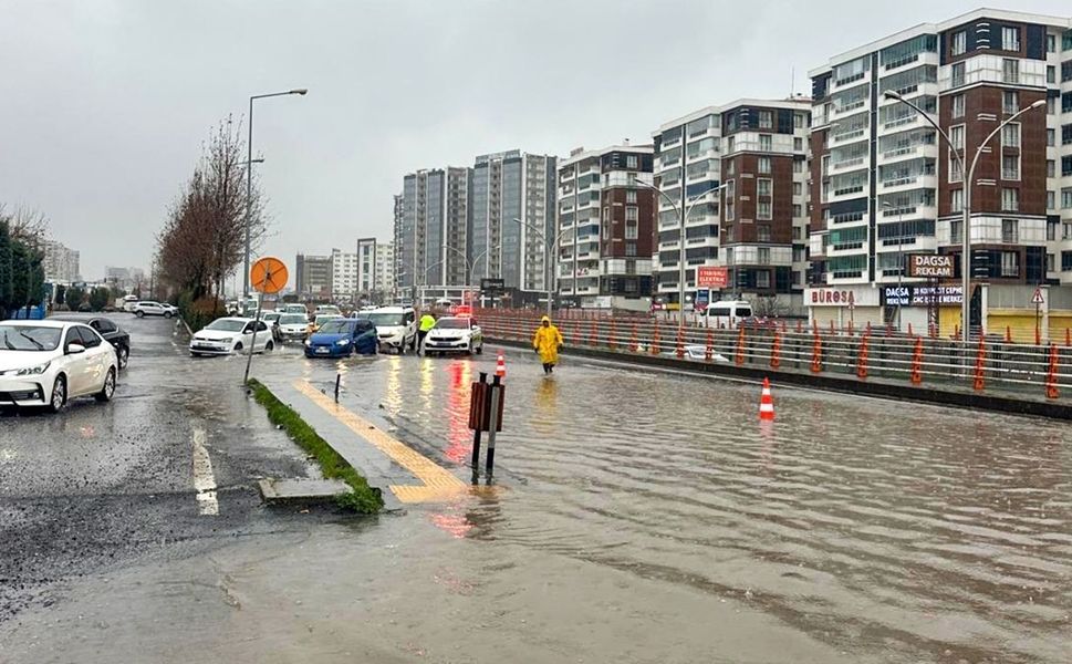 Diyarbakır'ı sel vurdu: Trafik etkilendi, DİSKİ ekipleri müdahale etti