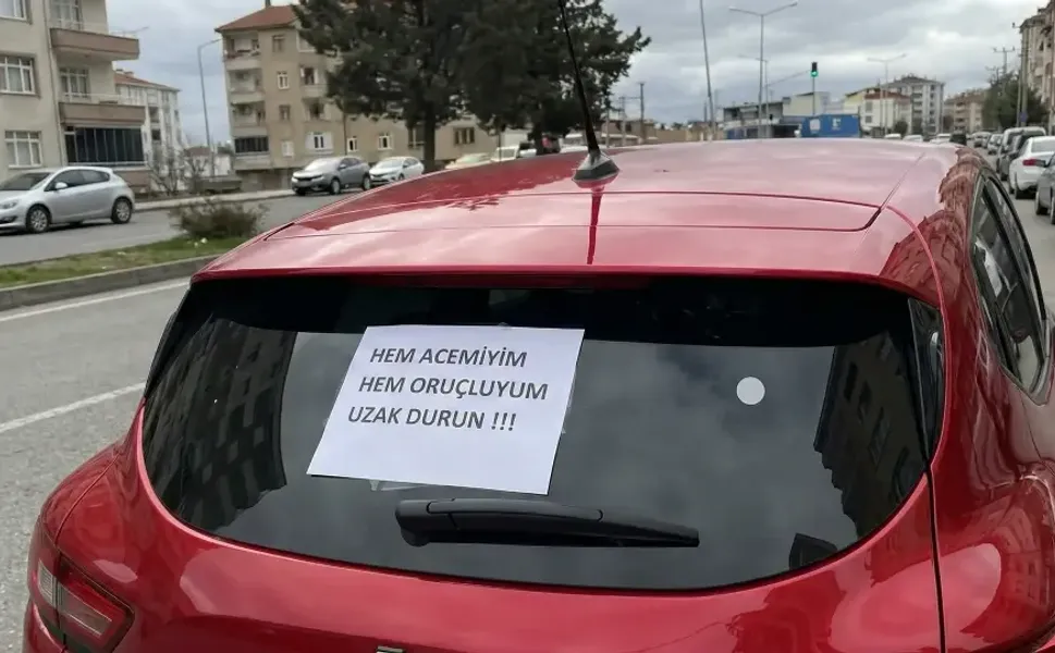 Diyarbakır'da bir sürücününü aracına astığı yazı dikkat çekti