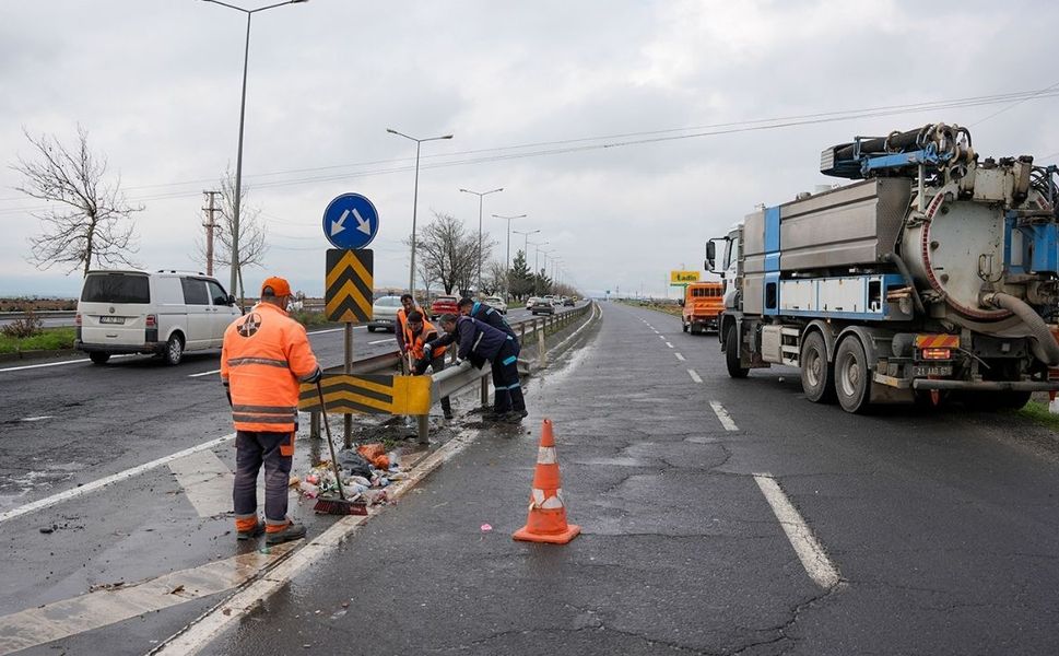 Diyarbakır'da Urfa Bulvarı'nda iki kurumdan ortak mazgal temizliği