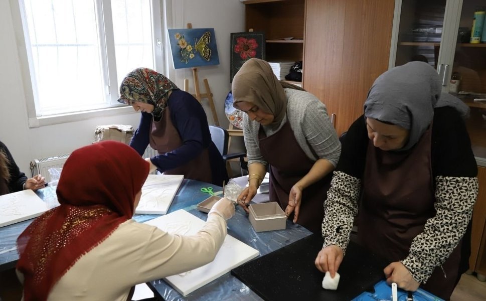 Diyarbakır'da atık malzemeler kadınların elinde sanata dönüşüyor