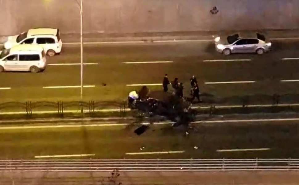 Urfa yolu’nda kaza: Araç refüjde asılı kaldı