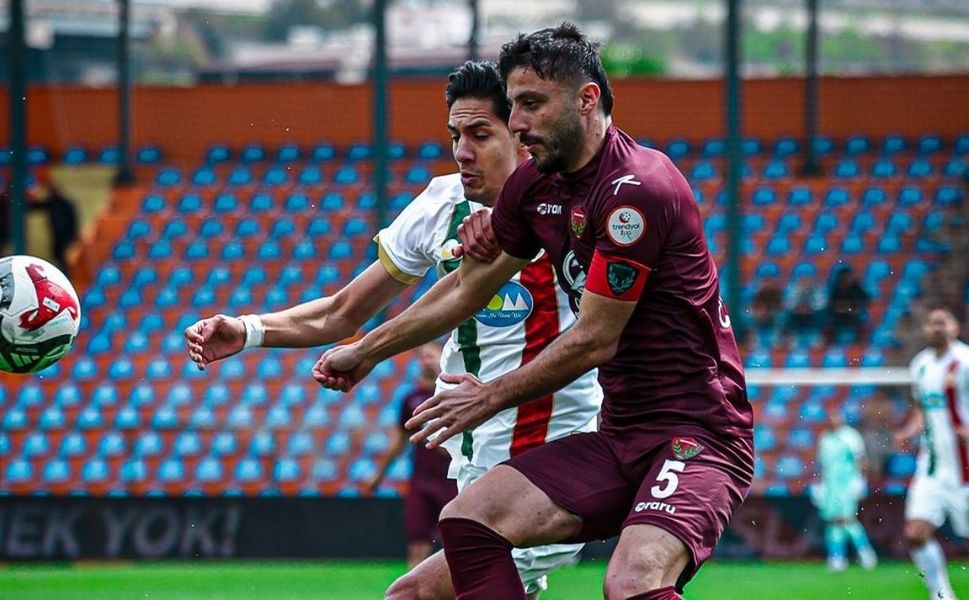 Amedspor Hatayspor'u farklı yenip liderlik koltuğuna oturdu