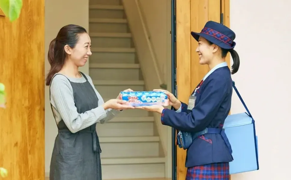 Japonya'da kadınlar, yalnızlığa karşı yoğurt dağıtıyor