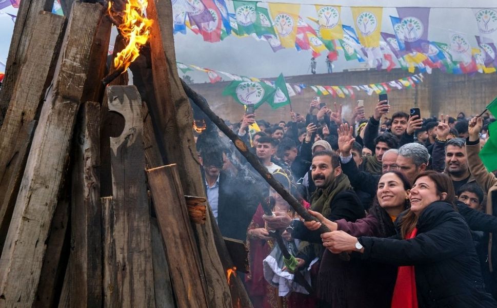 Siverek'teki Newroz coşkusuna Diyarbakır ortak oldu: Eşbaşkan Serra Bucak ateş yaktı