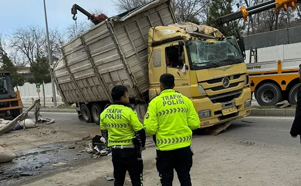 Diyarbakır'da TIR kontrolden çıktı, faciaya ramak kaldı!