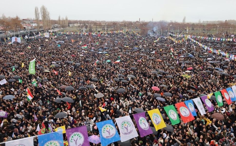 Van Kalesi'nde Newroz rüzgarı: Diyarbakır'ın Eşbaşkanları da katıldı
