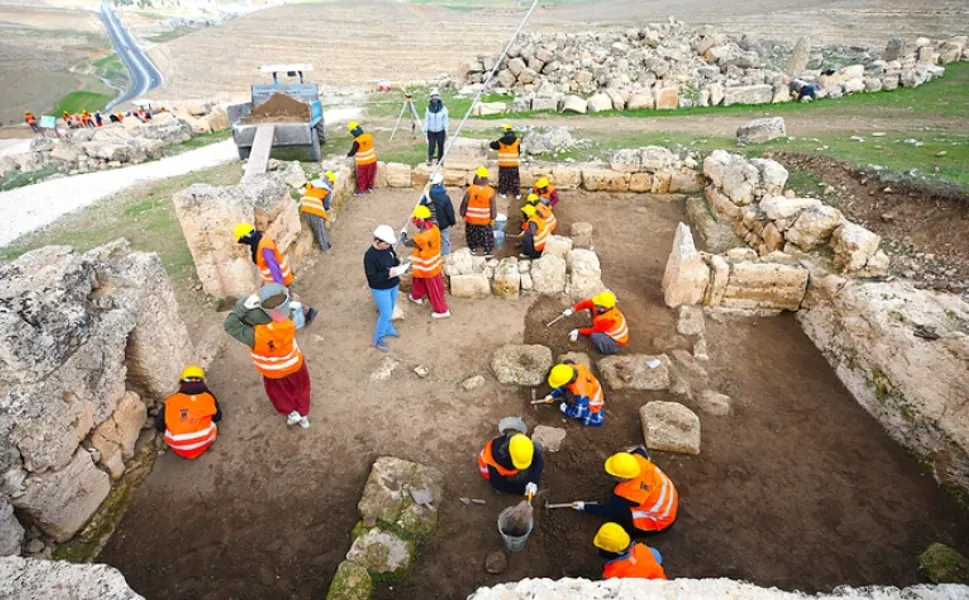 Diyarbakır'da 3 bin yıllık kalede tarih aranıyor!