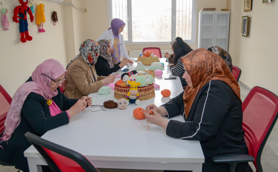 82 yaşındaki Nihal teyze herkese ders verdi! “Öğrenmenin yaşı yok”