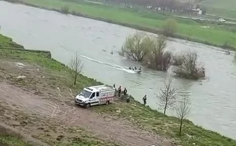 Dicle Nehri'nde mahsur kalan kişi kurtarıldı