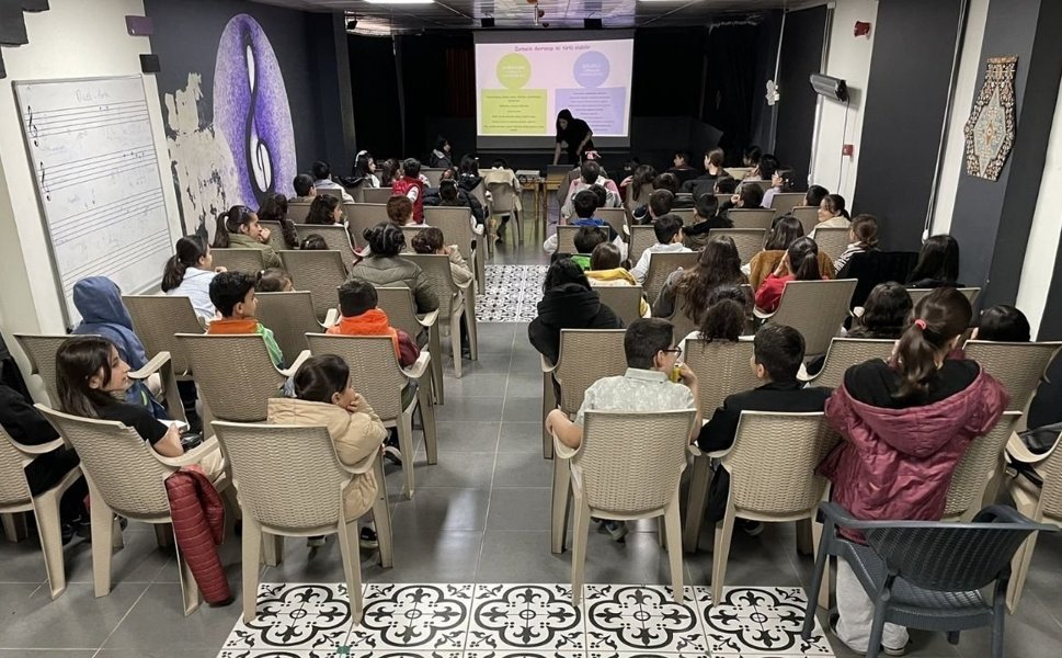 Diyarbakır'da çocuklara akran zorbalığı eğitimi: Film eşliğinde öğrendiler