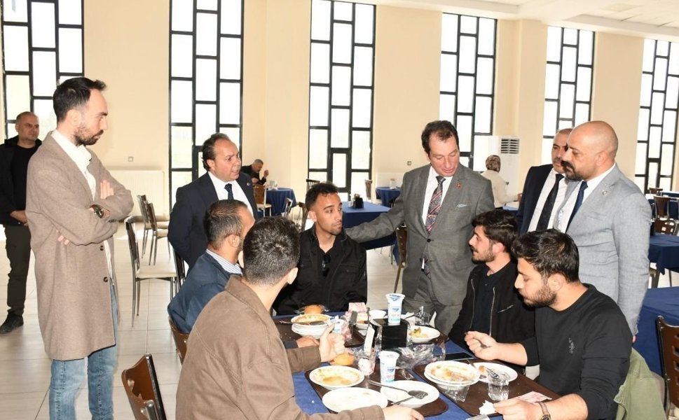 Dicle Üniversitesi'nde öğrencilerin öğle yemeğinde sürpriz misafiri vardı