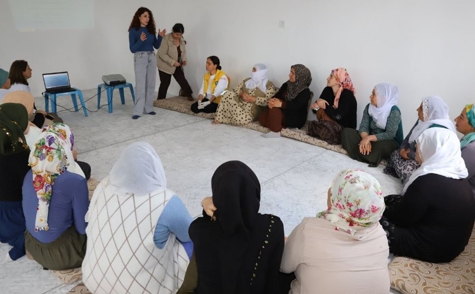 Diyarbakır'da mezrada kadın buluşması: Sağlık taraması da yapıldı
