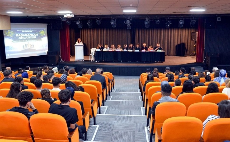 Ücretsiz eğitimle üniversite kazananlar Diyarbakır'da adaylara yol gösterdi