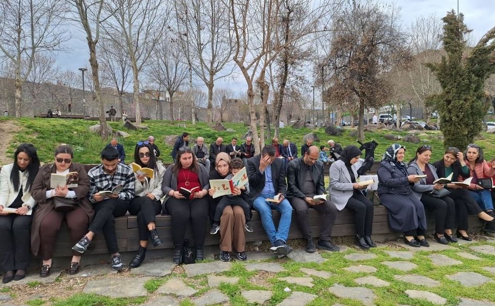 Diyarbakır'da kitabını alan geldi: "Okumak iyileştirir" etkinliği
