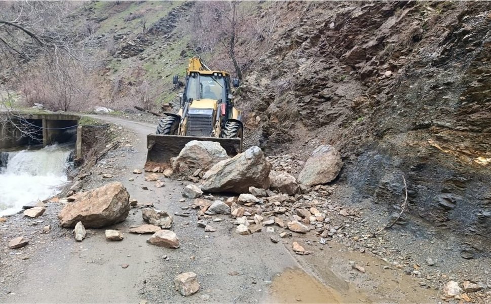 Diyarbakır'ın ilçesi kabusu yaşadı: Heyelan ucuz atlatıldı