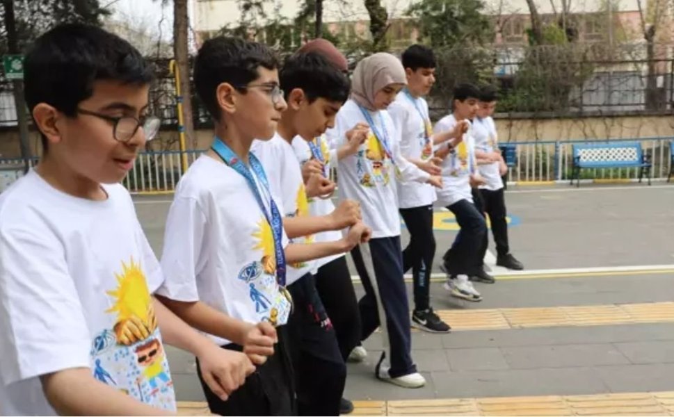 Diyarbakır'a şampiyonlukla dönen sporculardan halaylı kutlama