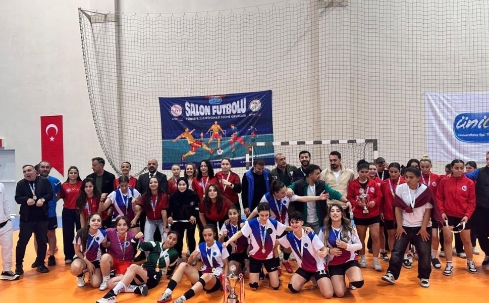 Diyarbakır'da üniversiteler arası salon futbolunda şampiyon belli oldu