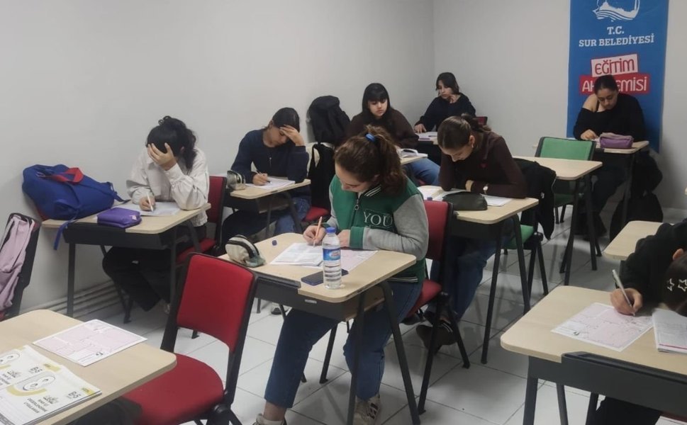 Diyarbakır'da LGS, TYT ve AYT öğrencileri için ücretsiz deneme sınavı ilgi gördü