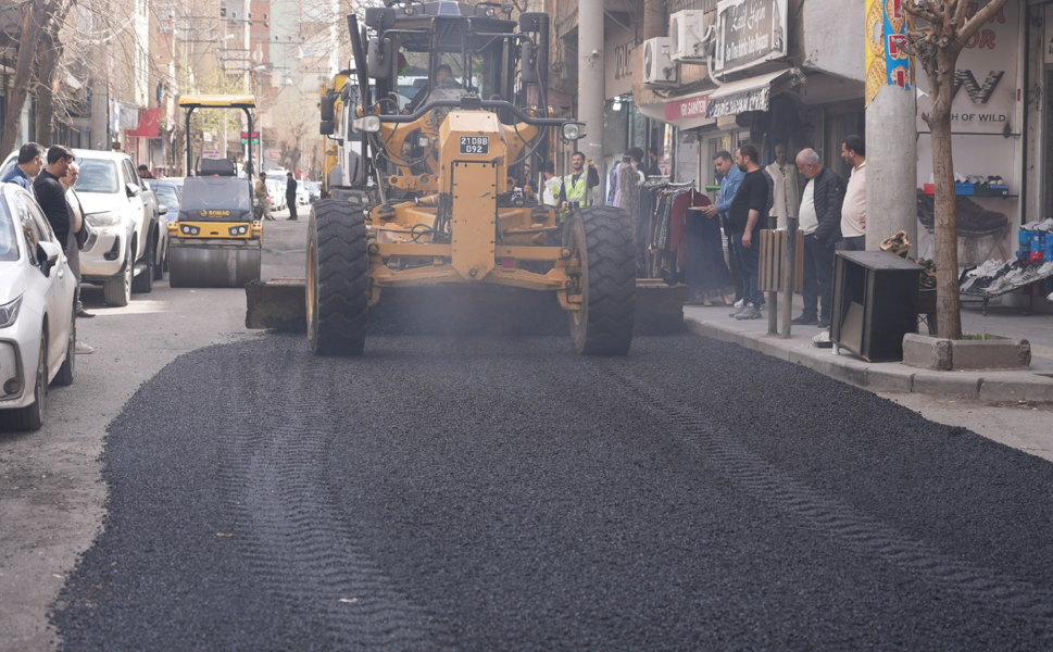 Diyarbakır’da asfalt seferberliği! 4 ilçede yoğun çalışma