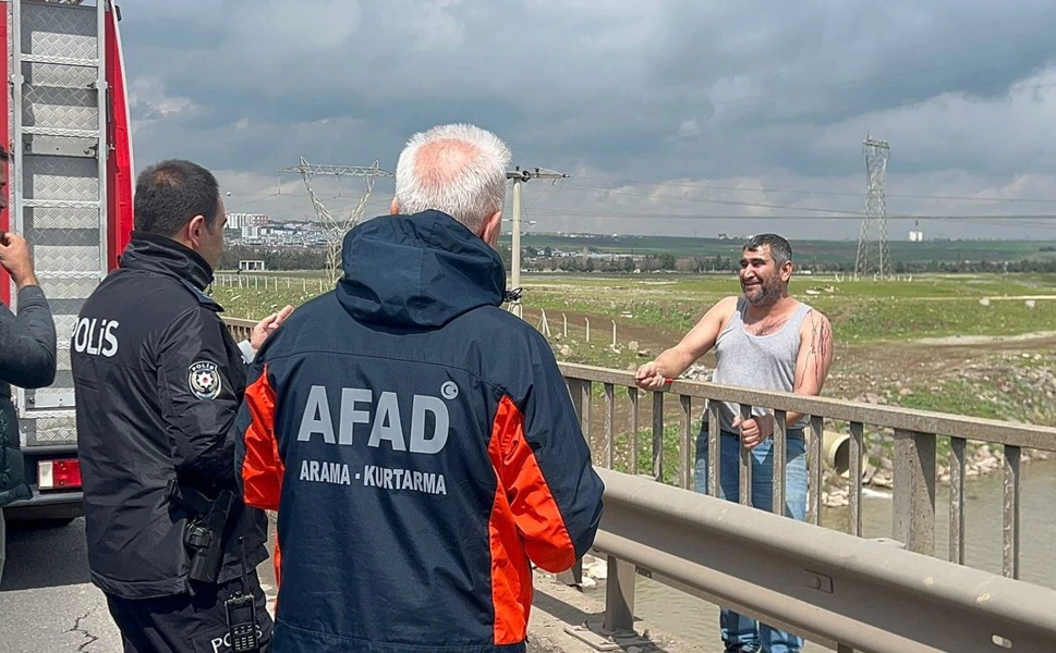 Diyarbakır’da köprüde korku dolu anlar! Son anda kurtarıldı
