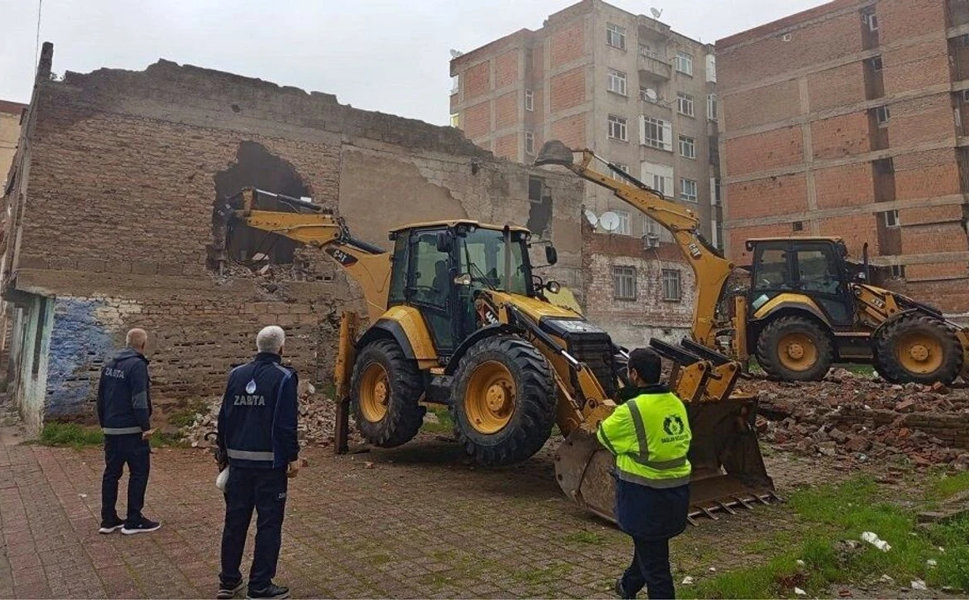 Diyarbakır’da yıkım başladı! 90 metruk bina yerle bir edildi