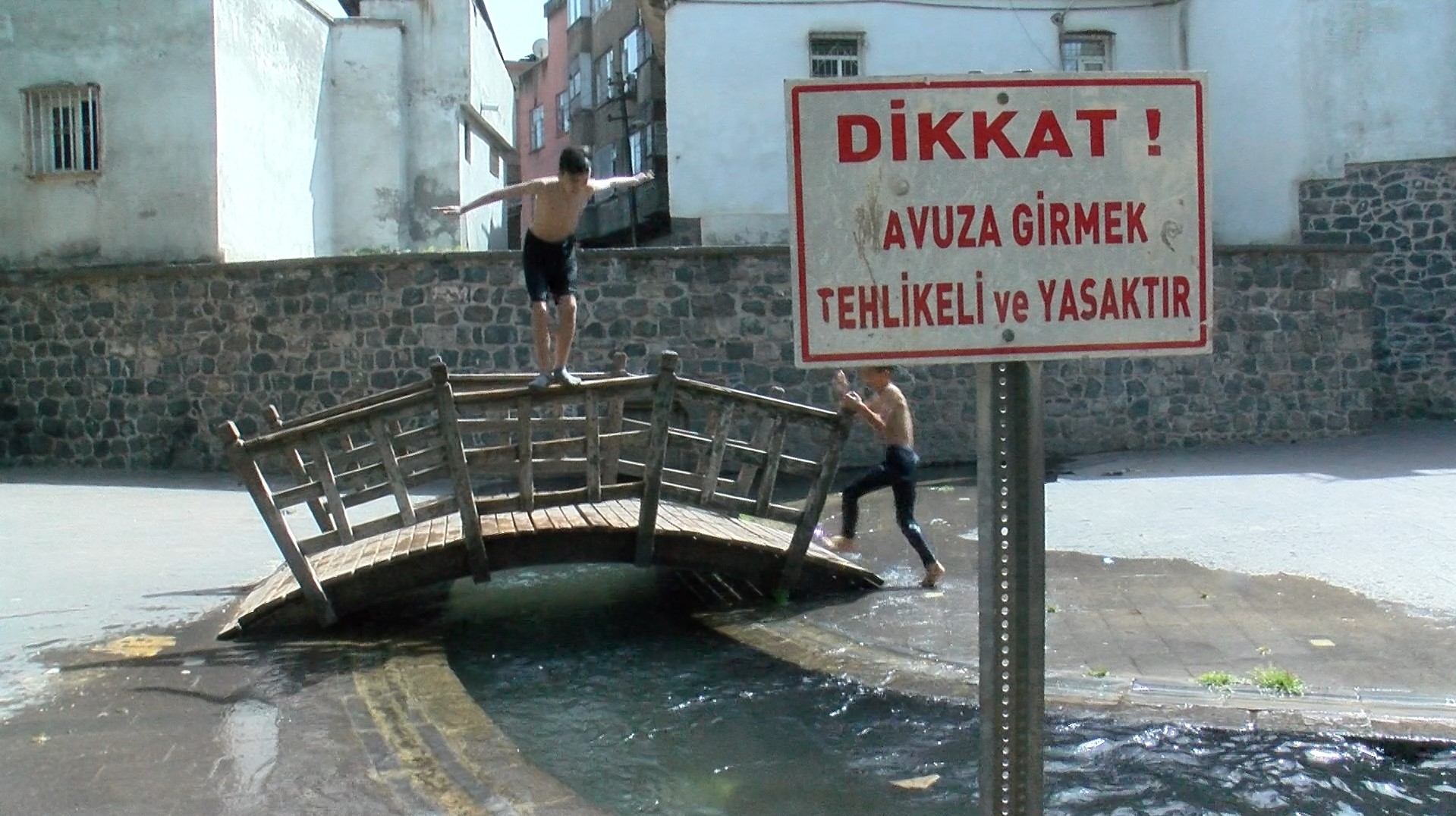 Diyarbakir’da Yasaga Ragmen Sus Havuzund 44032 (1)