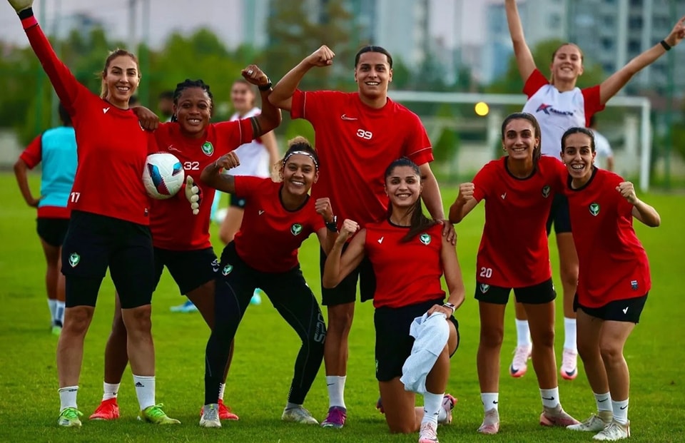 Amedspor Kadın Futbol Takımı, Galatasaray ile zorlu deplasman maçına hazırlanıyor