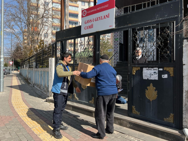 Kayapınar Belediyesi Ibadethanelere Temizlik Ürünleri Kolileri Dağıttı. (2)