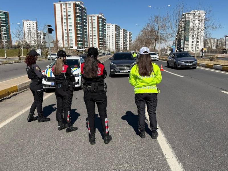 Kadın Polislerden Trafikte Anlamlı Kutlama