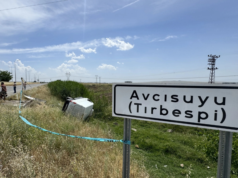 Otomobildeki Sürücünün Bulunduğu 4 Öğretmen Yaralandı.