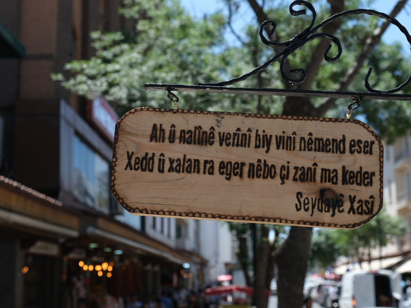Gazi Caddesi Kürt Şairlerinin Dizeleriyle Renklendi