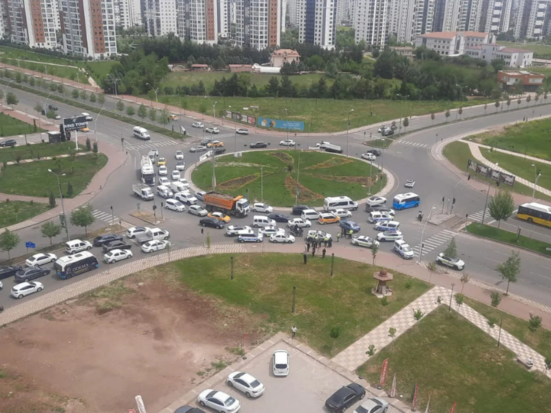 Polis Araçlarıyla Çarpıştı, Olay Yerinde Yakalandı