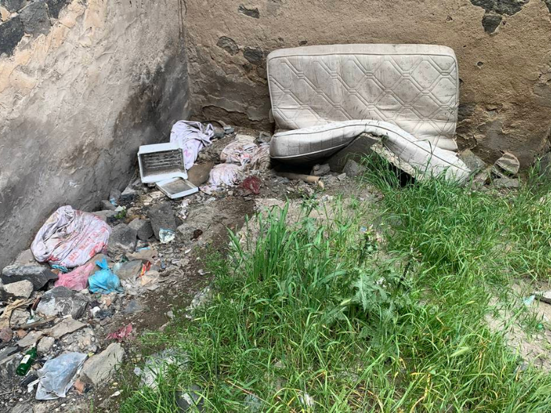 Sur’da Çöp Ve Molozlar Metruk Yapıyı Oyun Alanına Çevirdi (2)