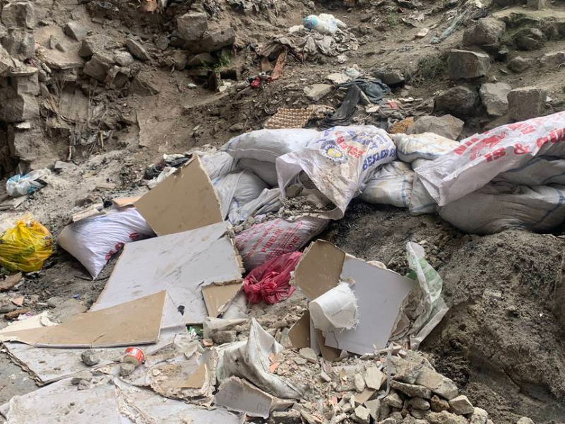 Sur’da Çöp Ve Molozlar Metruk Yapıyı Oyun Alanına Çevirdi