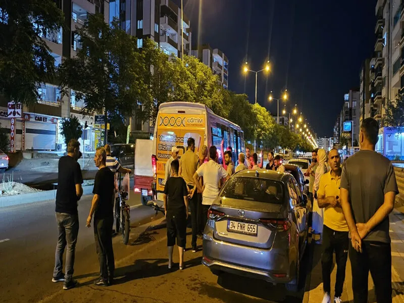 Diyarbakır’da Ticari Araç Otobüse Çarptı (2)