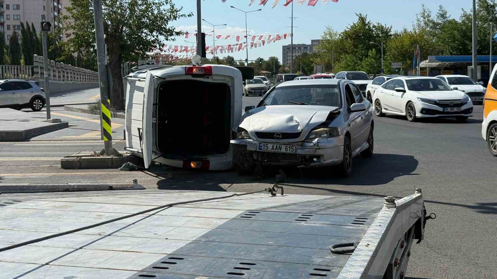 Diyarbakır Yenişehir’de trafik kazası: 2 yaralı 1
