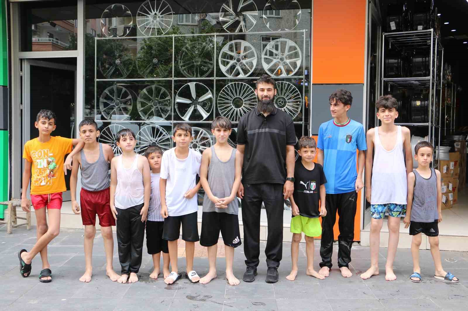 Diyarbakırlı esnaftan çocuklara serin sürpriz   1