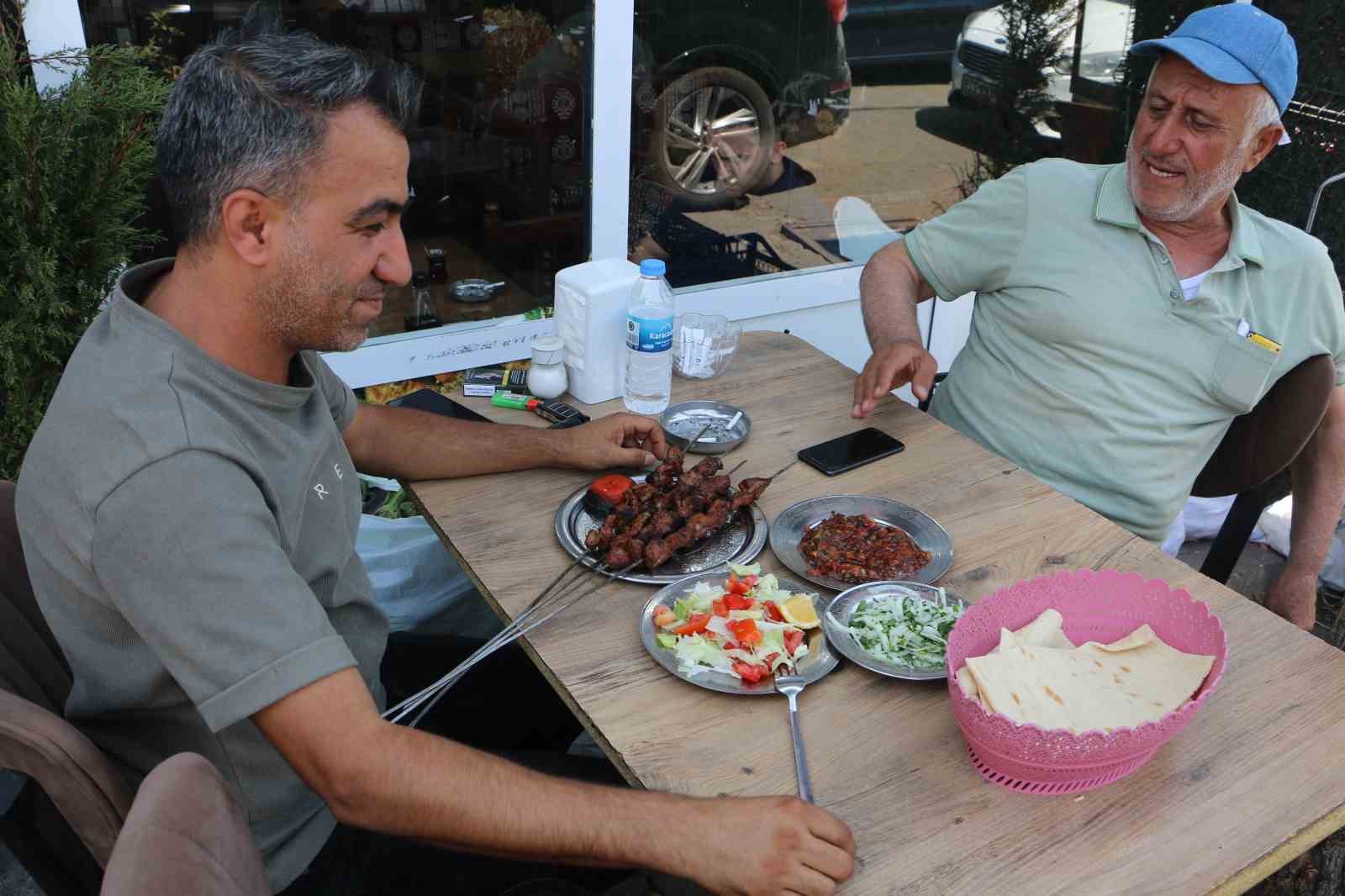 Diyarbakır’da ciğer ustaları sıcağa meydan okuyor 1