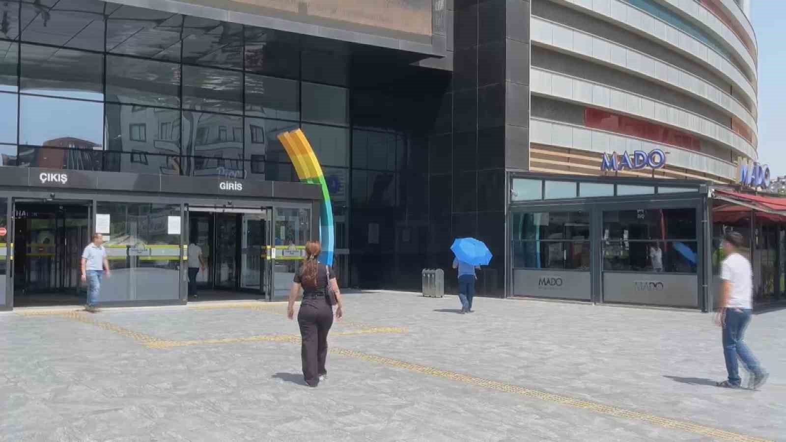 Diyarbakır’da kavurucu sıcağa karşı şemsiyeli önlem 1