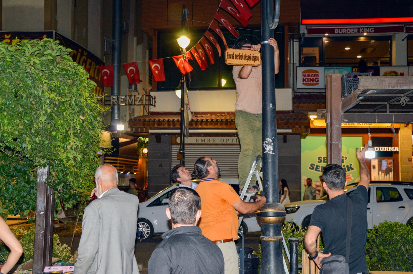 Diyarbakır sokakları kürt şairlerin dizeleriyle renklendi 2