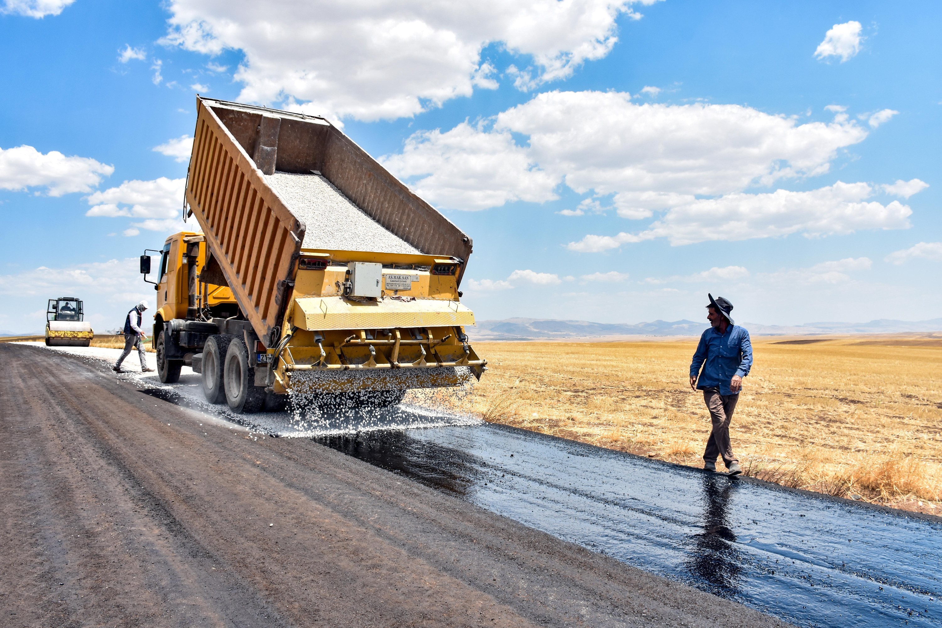 Diyarbakır’da 8 mahalle ve 11 mezrayı bağlayan yol asfaltlanıyor 1