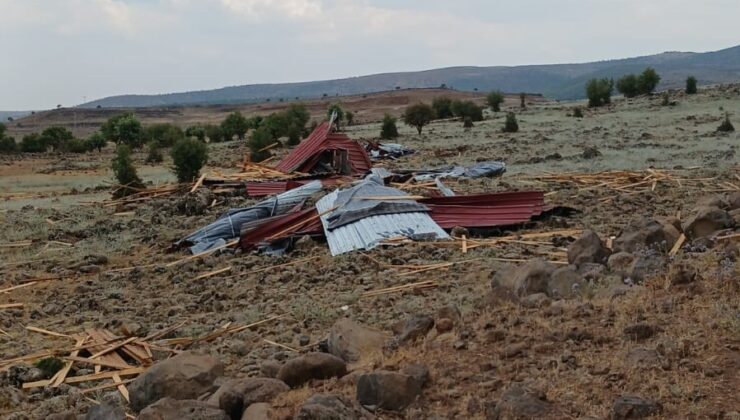 Diyarbakır’da fırtına okul çatısını uçurdu 1