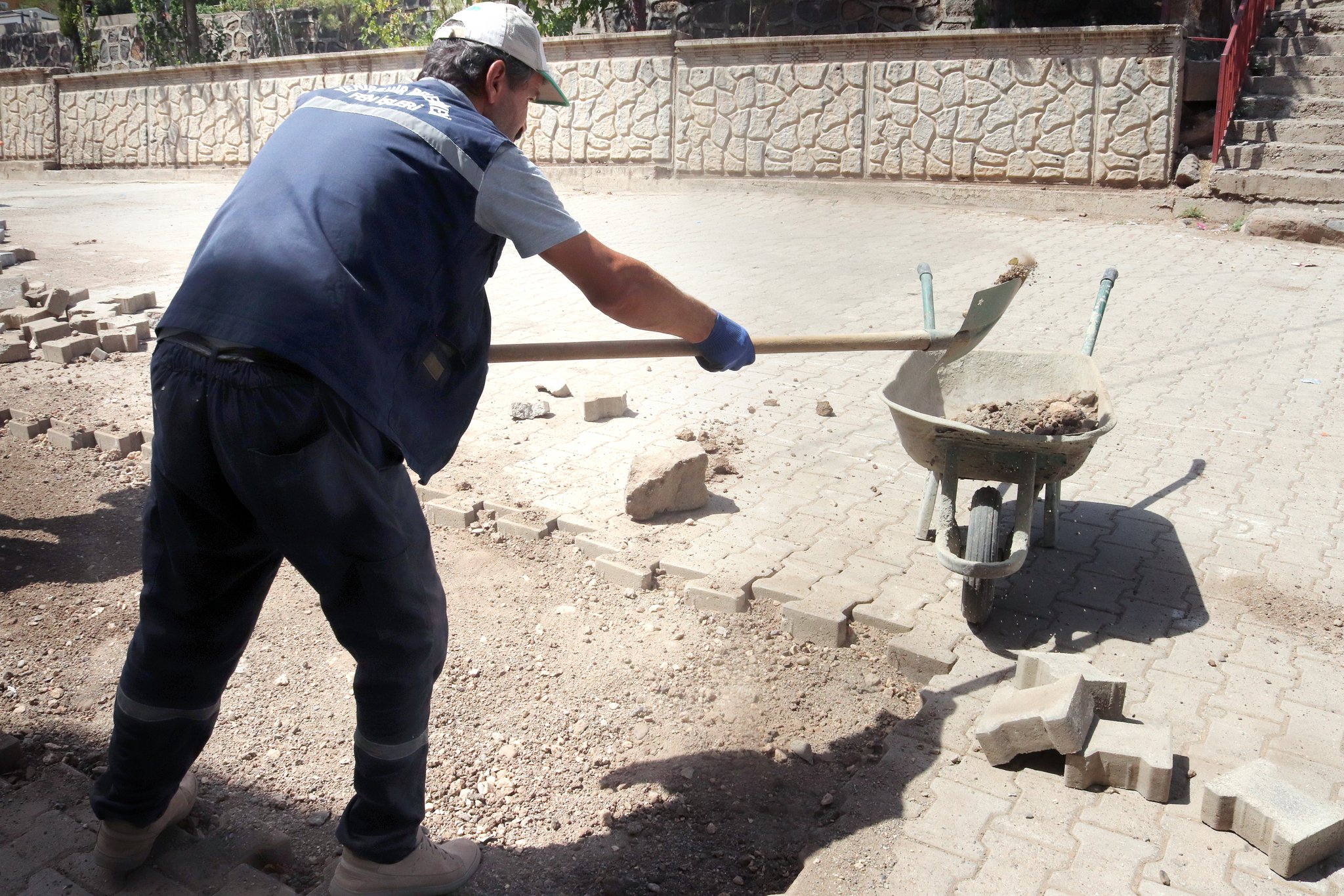 Diyarbakır’da kilitli parke taşı çalışması